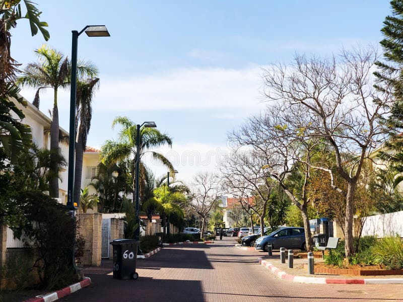 RISHON LE ZION, ΙΣΡΑΉΛ 12 ΜΑΡΤΊΟΥ 2019: Ιδιωτικά σπίτια, δέντρα και δρόμοι στο Rishon Le Zion, Ισραήλ στοκ φωτογραφία με δικαίωμα ελεύθερης χρήσης