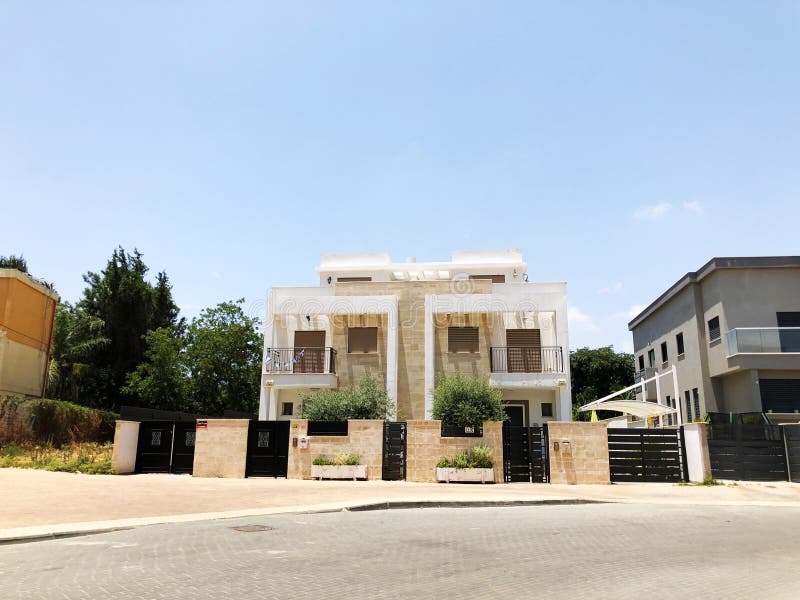 RISHON LE ZION, ΙΣΡΑΉΛ 207 Οκτωβρίου 2019: Σύγχρονα ιδιωτικά σπίτια στο Rishon Le Zion, Ισραήλ στοκ φωτογραφία με δικαίωμα ελεύθερης χρήσης