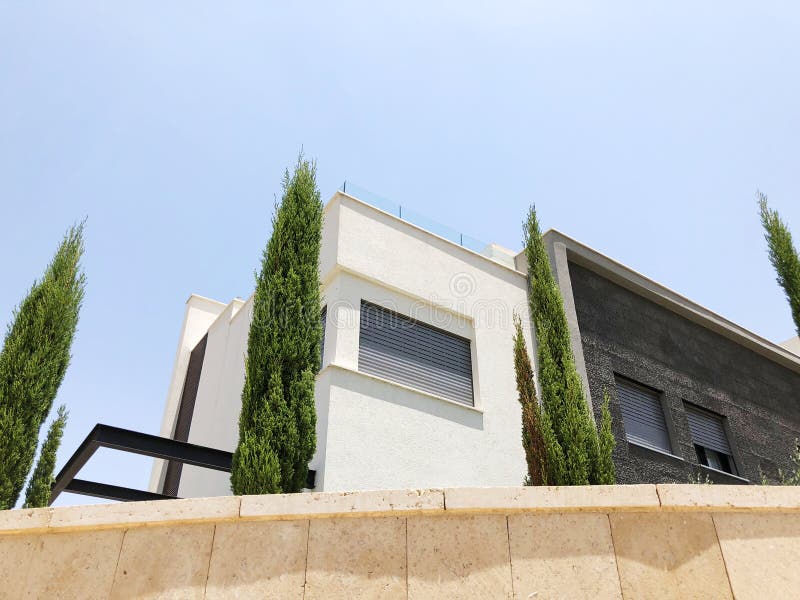 RISHON LE ZION, ΙΣΡΑΉΛ 207 Οκτωβρίου 2019: Σύγχρονο ιδιωτικό σπίτι και δέντρα στο Rishon Le Zion, Ισραήλ στοκ φωτογραφία με δικαίωμα ελεύθερης χρήσης