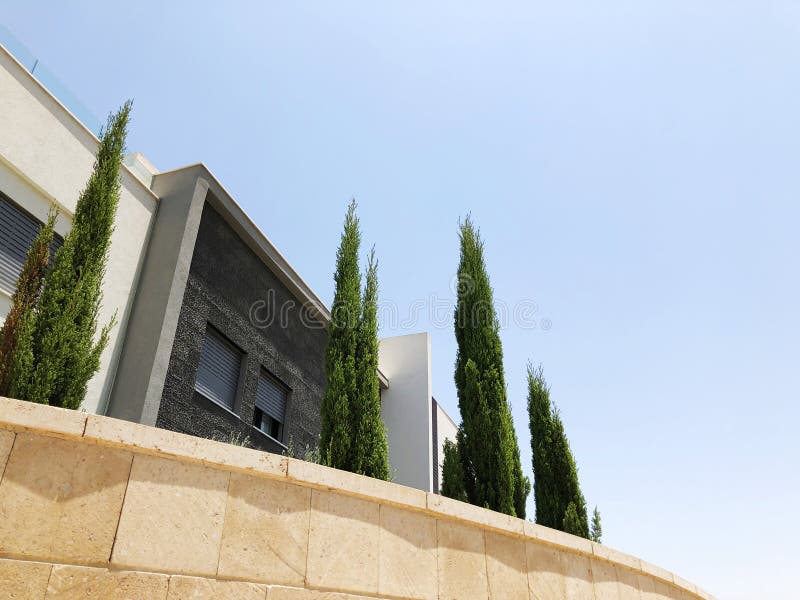 RISHON LE ZION, ΙΣΡΑΉΛ 207 Οκτωβρίου 2019: Σύγχρονο ιδιωτικό σπίτι και δέντρα στο Rishon Le Zion, Ισραήλ στοκ εικόνες με δικαίωμα ελεύθερης χρήσης