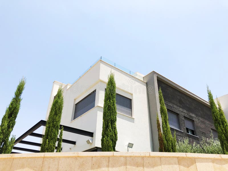 RISHON LE ZION, ΙΣΡΑΉΛ 207 Οκτωβρίου 2019: Σύγχρονο ιδιωτικό σπίτι και δέντρα στο Rishon Le Zion, Ισραήλ στοκ εικόνα με δικαίωμα ελεύθερης χρήσης
