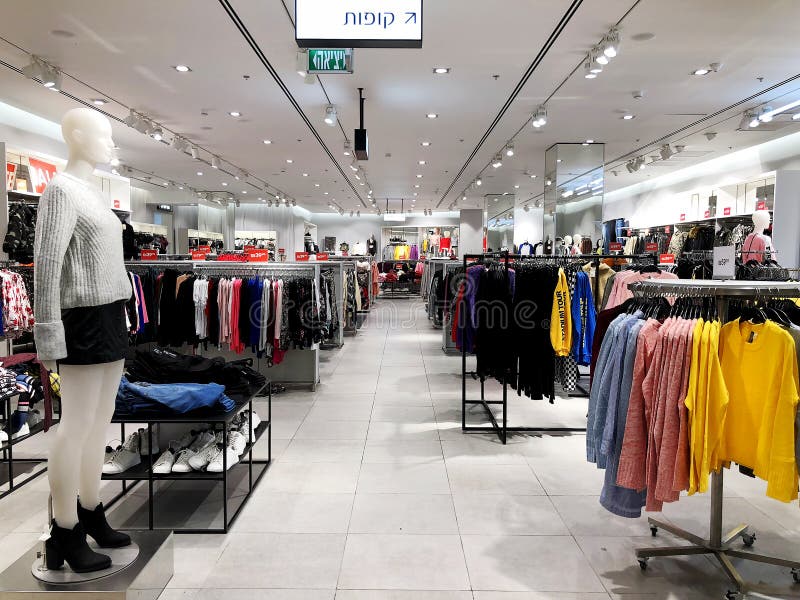 RISHON LE ZION, ΙΣΡΑΗΛ 3 ΙΑΝΟΥΑΡΊΟΥ 2018: Μέσα στο κατάστημα ιματισμού στο πολυκατάστημα Azrieli Rishon LE Zion στοκ φωτογραφίες