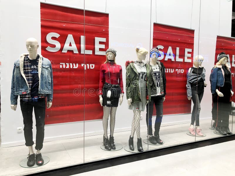 RISHON LE ZION, ΙΣΡΑΗΛ 3 ΙΑΝΟΥΑΡΊΟΥ 2018: Μέσα στο κατάστημα ιματισμού στο πολυκατάστημα Azrieli Rishon LE Zion στοκ εικόνα