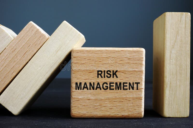 Risikomanagement-Konzept Hölzerner Würfel und Ziegelsteine mit Domino-Effekt lizenzfreies stockbild Risikomanagement-Konzept Hölzerner Würfel und Ziegelsteine mit Domino-Effekt lizenzfreies stockbild