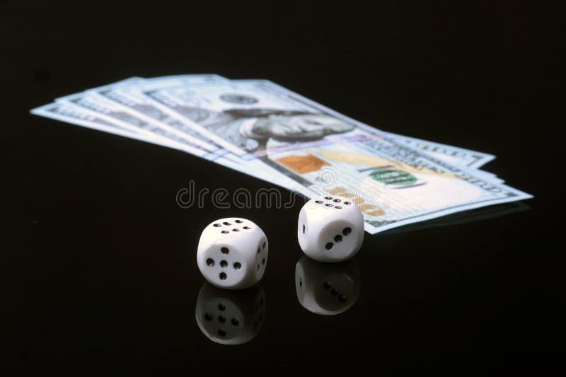 Risk av affären Trä tärnar och pengar Ben för jäkel` s på den svarta spegeltabellen fotografering för bildbyråer Risk av affären Trä tärnar och pengar Ben för jäkel` s på den svarta spegeltabellen fotografering för bildbyråer