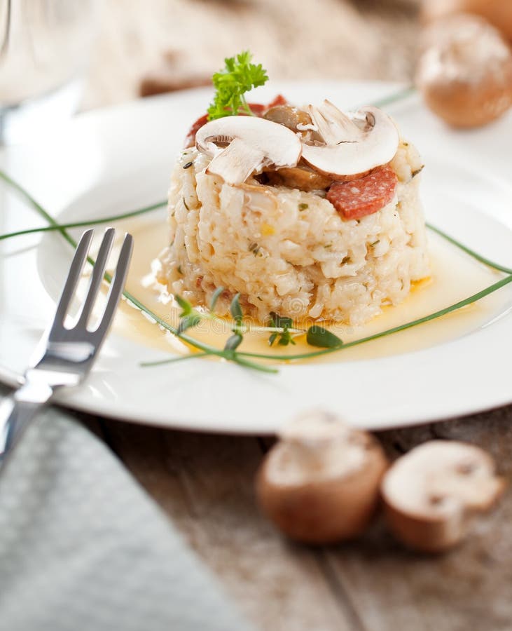 Riso delizioso con i funghi ed i rosmarini, risotto immagine stock Riso delizioso con i funghi ed i rosmarini, risotto immagine stock
