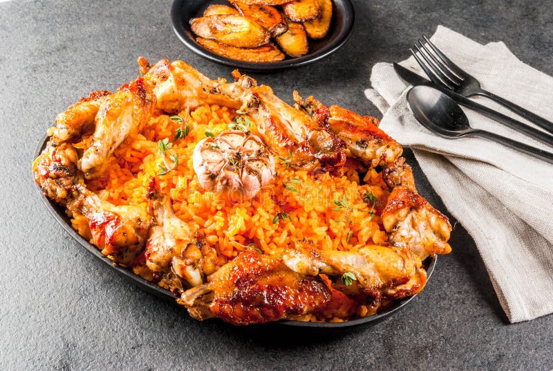 Riso di Jollof con il pollo ed i plantani fotografia stock Riso di Jollof con il pollo ed i plantani fotografia stock