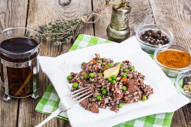 Riso rosso bollito con le verdure e le fette di pollo su un woode fotografia stock libera da diritti Riso rosso bollito con le verdure e le fette di pollo su un woode fotografia stock libera da diritti