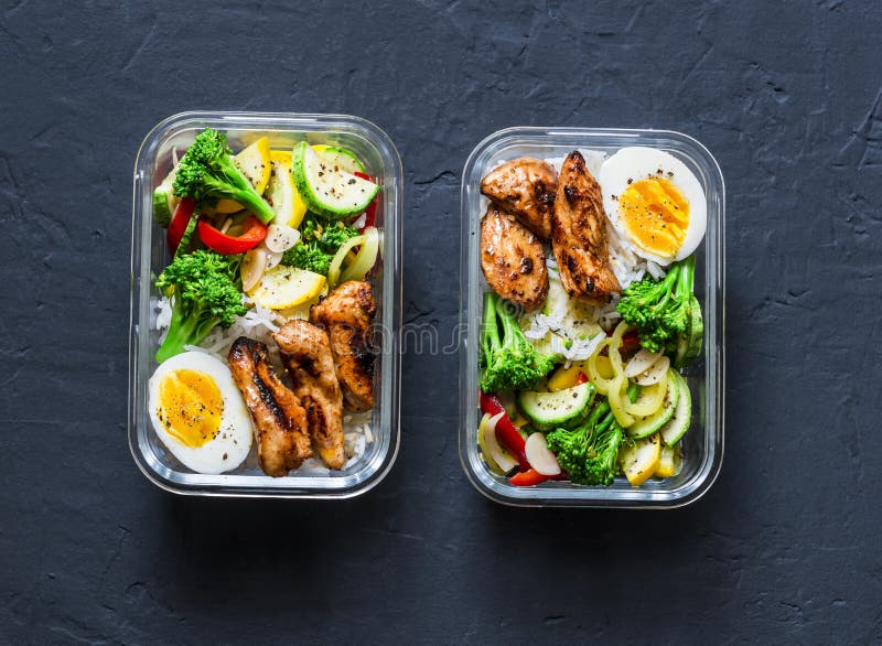 Riso, verdure stufate, uovo, pollo di teriyaki - scatola di pranzo equilibrata sana su un fondo scuro, vista superiore Alimento d fotografia stock Riso, verdure stufate, uovo, pollo di teriyaki - scatola di pranzo equilibrata sana su un fondo scuro, vista superiore Alimento d fotografia stock