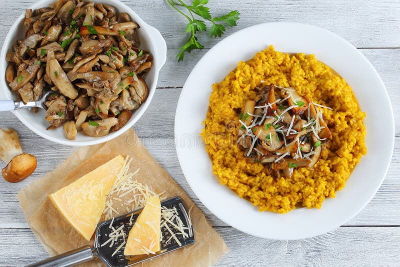 Risoto cremoso do açafrão com porcini fritado foto de stock Risoto cremoso do açafrão com porcini fritado foto de stock