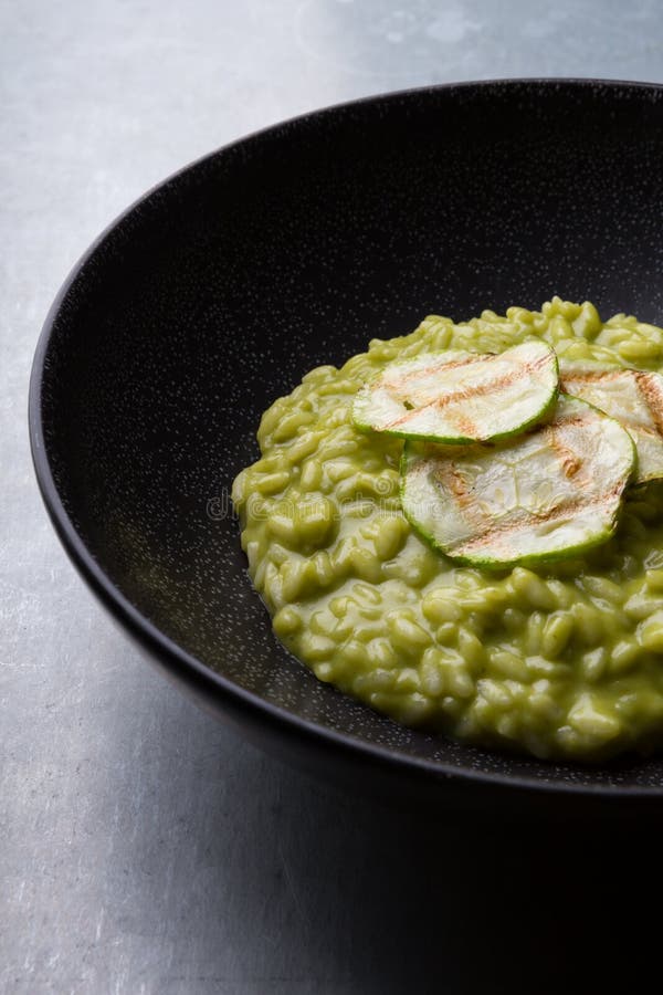 Risoto verde com abobrinha foto de stock Risoto verde com abobrinha foto de stock