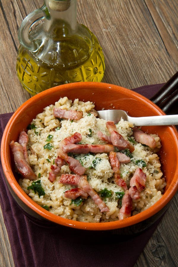 Risotto con las setas y el tocino fotos de archivo libres de regalías Risotto con las setas y el tocino fotos de archivo libres de regalías