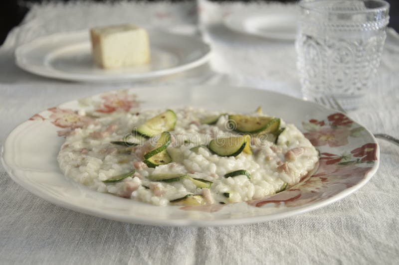 Risotto con queso del calabacín, del pancetta y del taleggio imagen de archivo libre de regalías Risotto con queso del calabacín, del pancetta y del taleggio imagen de archivo libre de regalías