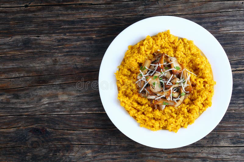 Risotto cremoso rematado con porcini frito fotos de archivo libres de regalías Risotto cremoso rematado con porcini frito fotos de archivo libres de regalías