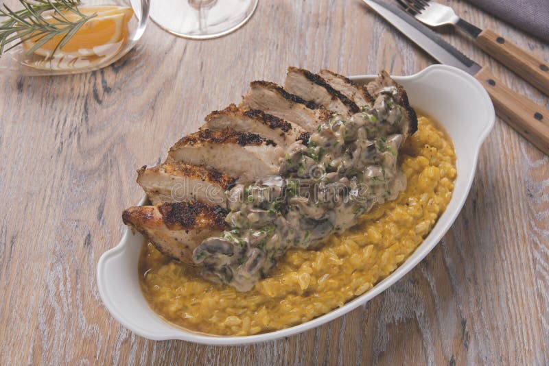Risotto de riz avec du blanc de poulet et des champignons frit de cari en sauce crémeuse image stock Risotto de riz avec du blanc de poulet et des champignons frit de cari en sauce crémeuse image stock