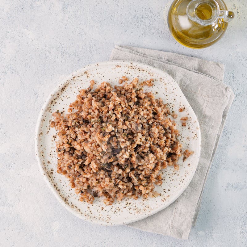 Risotto del grano saraceno con i funghi secchi fotografie stock Risotto del grano saraceno con i funghi secchi fotografie stock