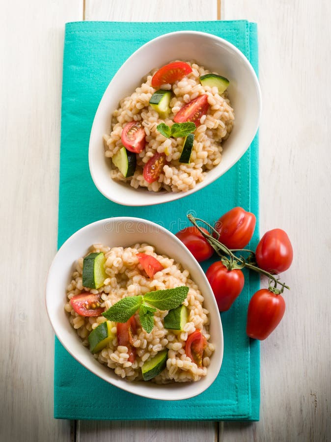 Risotto Dell'orzo Con Gli Zucchini Immagine Stock Immagine di cottura