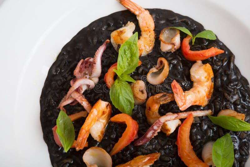 Risotto Nero Con Frutti Di Mare Fotografia Stock Immagine di cucinato