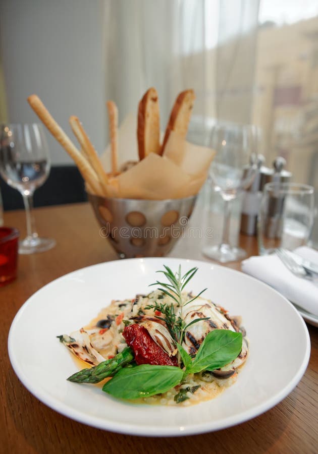 Risotto z suszonymi pomidorami i ziołami obrazy royalty free