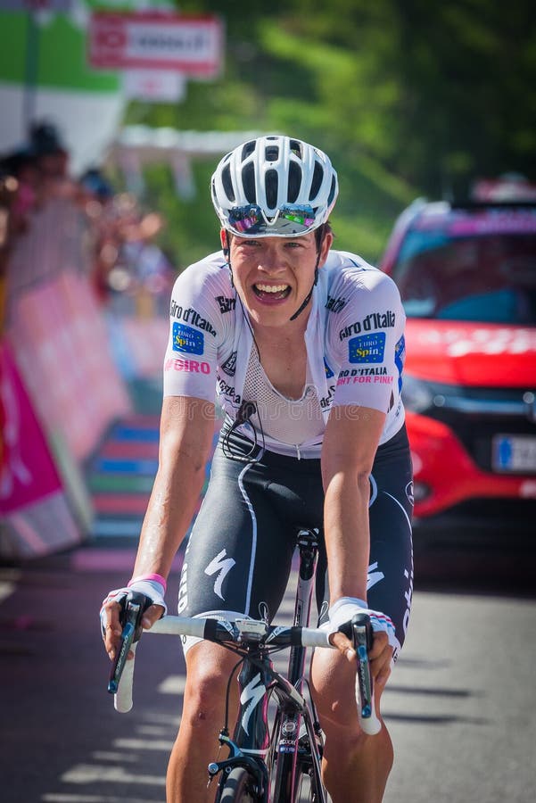 Risoul, França 27 de maio de 2016; Bob Jungels, equipe rápida da etapa de Etixx, passagens esgotadas o meta após uma fase dura da fotos de stock royalty free Risoul, França 27 de maio de 2016; Bob Jungels, equipe rápida da etapa de Etixx, passagens esgotadas o meta após uma fase dura da fotos de stock royalty free