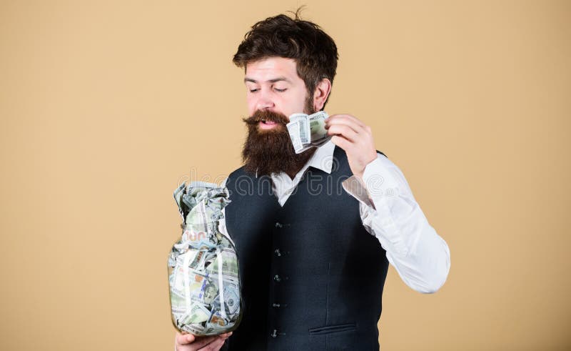 Risparmio del denaro contante e di sicurezza Barattolo barbuto della tenuta del tipo dell'uomo in pieno del risparmio dei contant fotografia stock Risparmio del denaro contante e di sicurezza Barattolo barbuto della tenuta del tipo dell'uomo in pieno del risparmio dei contant fotografia stock