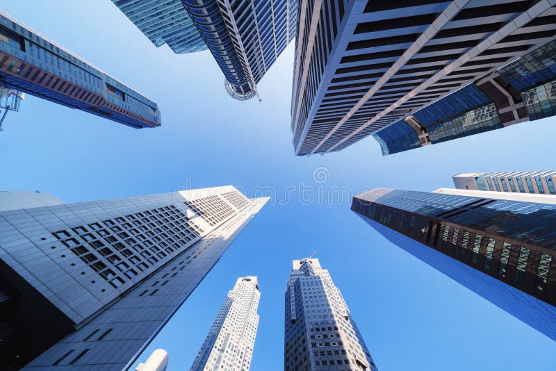 Rispettare i grattacieli, grattacieli, architetture in città astuta per il fondo di tecnologia nella città di Singapore con il bl fotografie stock Rispettare i grattacieli, grattacieli, architetture in città astuta per il fondo di tecnologia nella città di Singapore con il bl fotografie stock
