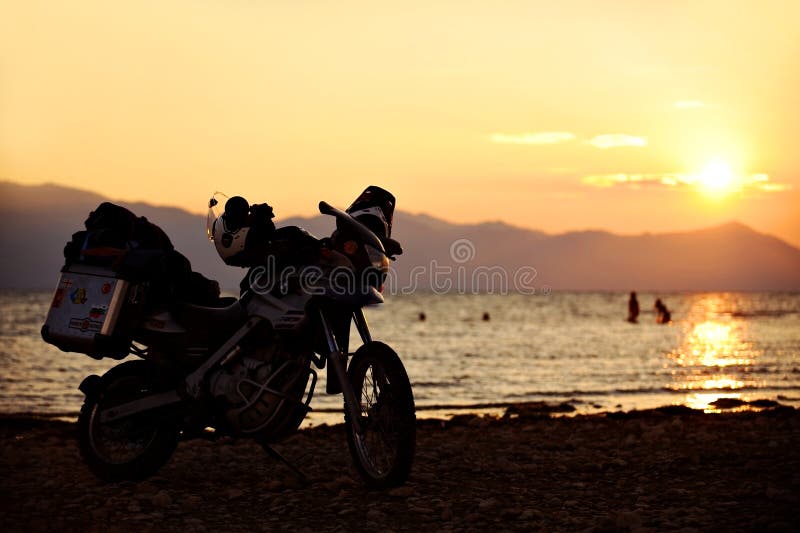 Risquez La Moto Sur Le Rivage Du Lac Shkodra Photo éditorial