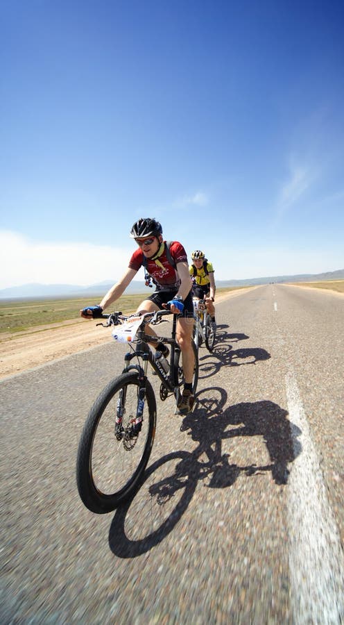 Risquez le maranthon de vélo de montagne dans le désert images stock Risquez le maranthon de vélo de montagne dans le désert images stock