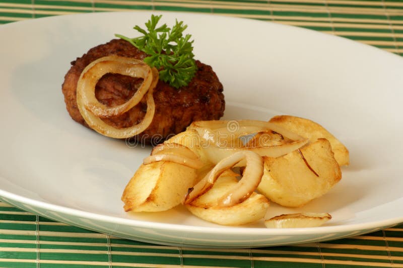 Rissole avec la pomme de terre et l'oignon grillés image stock Rissole avec la pomme de terre et l'oignon grillés image stock