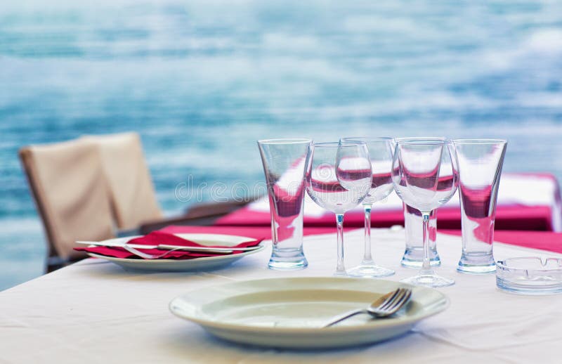 Ristorante all'aperto del mare immagine stock libera da diritti Ristorante all'aperto del mare immagine stock libera da diritti