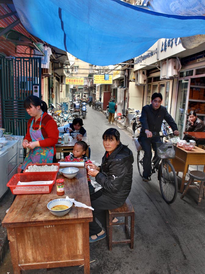 Ristorante all'aperto in via stretta di Shanghai, pasto rapido cinese