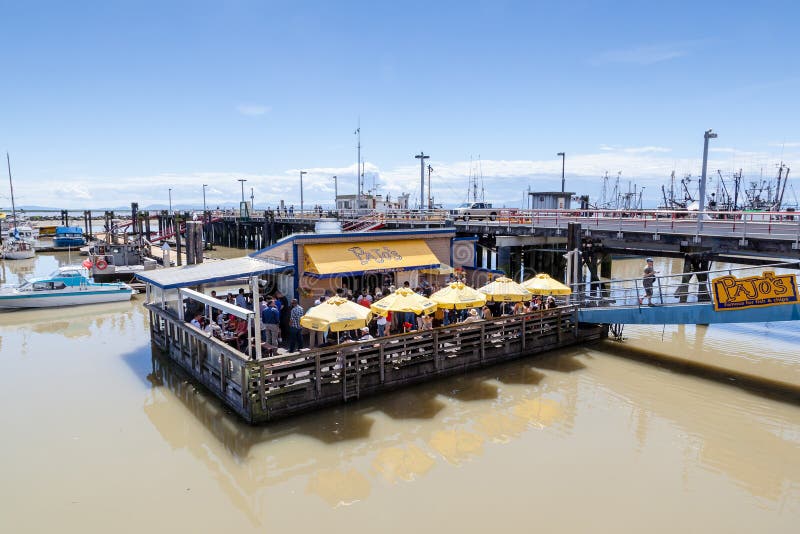 Ristorante di galleggiamento al molo del pescatore del villaggio di Steveston in Ri fotografia stock Ristorante di galleggiamento al molo del pescatore del villaggio di Steveston in Ri fotografia stock
