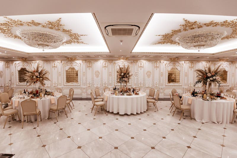 Ristorante di lusso con tema bianco e oro fotografia stock