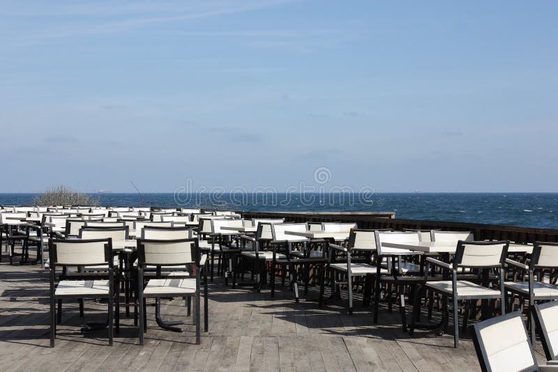 Ristorante vuoto dell'aria aperta fotografia stock Ristorante vuoto dell'aria aperta fotografia stock