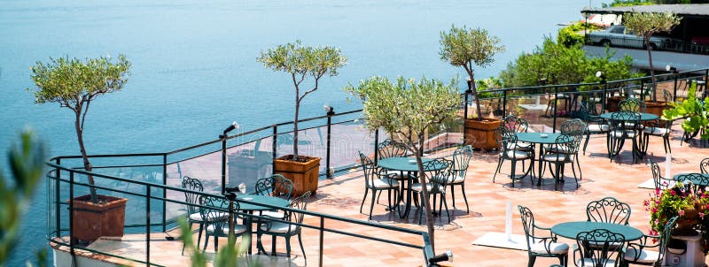 Ristorante vuoto dell'aria aperta del imag orizzontale alla costa di Amalfi, Italia del sud fotografie stock libere da diritti Ristorante vuoto dell'aria aperta del imag orizzontale alla costa di Amalfi, Italia del sud fotografie stock libere da diritti