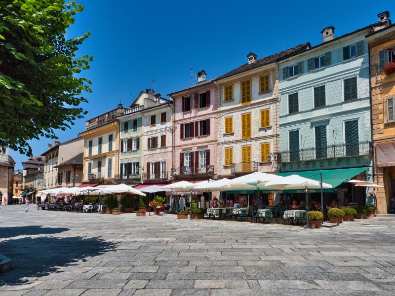 Ristoranti e commerci locali in piazza Motta nel villaggio di Orta San Giulio Italia nel corso della mattinata di estate