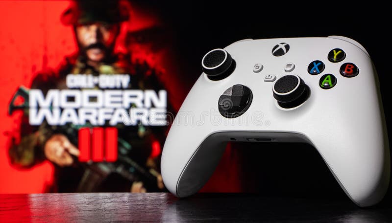 Rita styrenheter för robot i xbox med tjänstens hjälp, modern krigföring iii spel oskarpt i bakgrunden arkivbilder