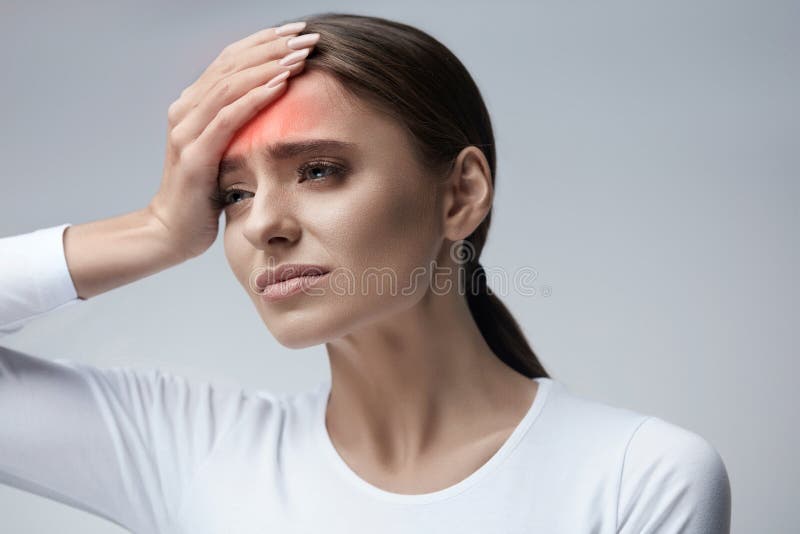 Ritardi e braccia Bella donna che soffre dal dolore capo, emicrania fotografia stock Ritardi e braccia Bella donna che soffre dal dolore capo, emicrania fotografia stock
