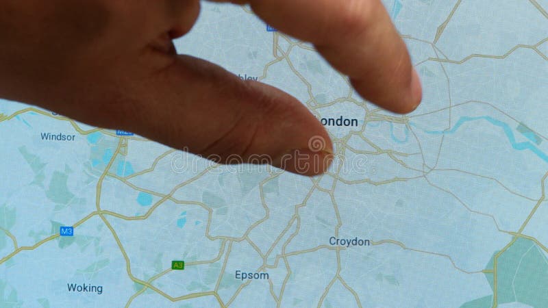 Ritocco manuale dello schermo tattile zoom nella città inglese di londra