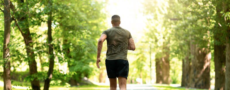 Ritorno dello sportivo afro-americano sulla pista di jogging al bellissimo parco fotografia stock