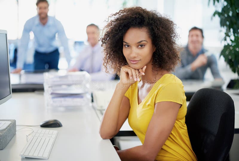 Ritrarre una donna africana e sorridere in ufficio con un computer per la ricerca di contratti di lavoro come risorse umane immagine stock libera da diritti