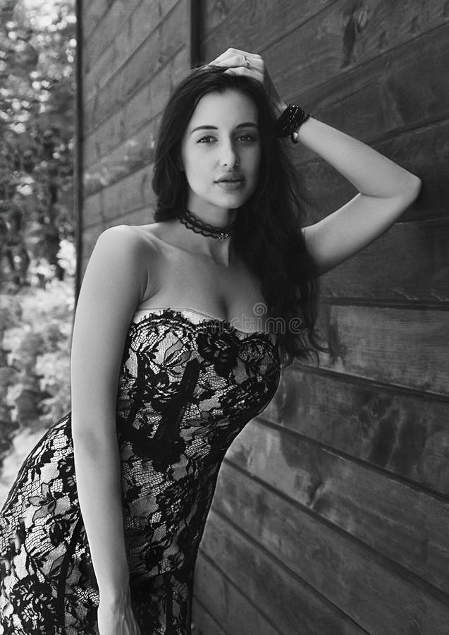 Ritratto all'aperto in bianco e nero di bella ragazza castana immagini stock libere da diritti Ritratto all'aperto in bianco e nero di bella ragazza castana immagini stock libere da diritti