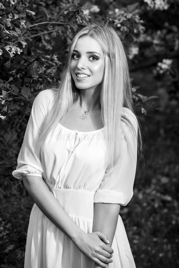 ritratto all'aperto bianco Nero della donna bionda sorridente dei bei giovani in vestito alla moda fotografie stock ritratto all'aperto bianco Nero della donna bionda sorridente dei bei giovani in vestito alla moda fotografie stock