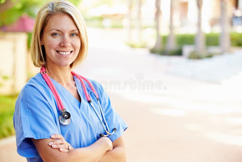 Ritratto all'aperto dell'infermiere femminile
