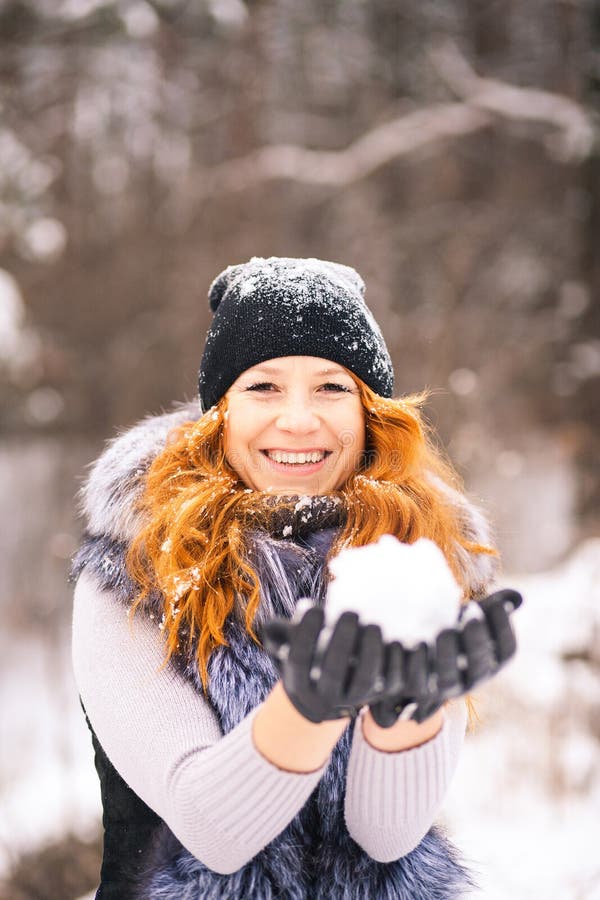 Ritratto all'aperto della bella ragazza di inverno fotografie stock libere da diritti Ritratto all'aperto della bella ragazza di inverno fotografie stock libere da diritti