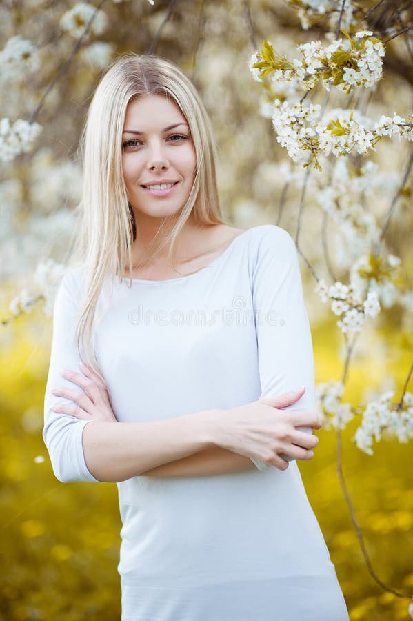 Ritratto all'aperto di una donna sorridente fotografia stock libera da diritti