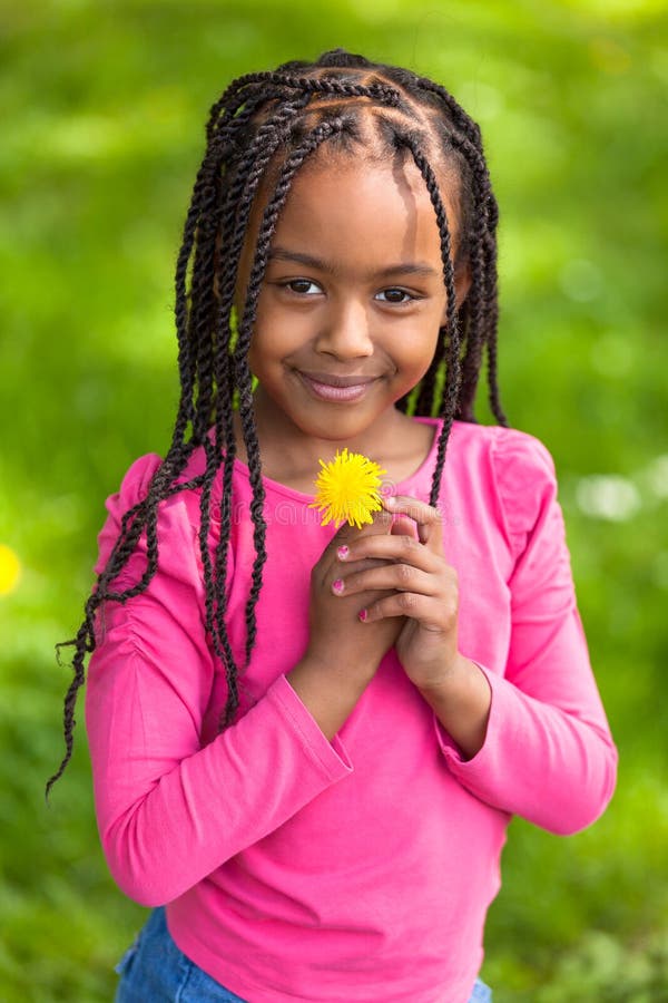Ritratto all'aperto di giovane ragazza nera sveglia - gente africana immagine stock Ritratto all'aperto di giovane ragazza nera sveglia - gente africana immagine stock