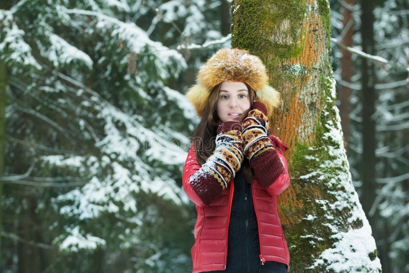 Ritratto all'aperto di inverno della ragazza castana dello studente fotografia stock Ritratto all'aperto di inverno della ragazza castana dello studente fotografia stock