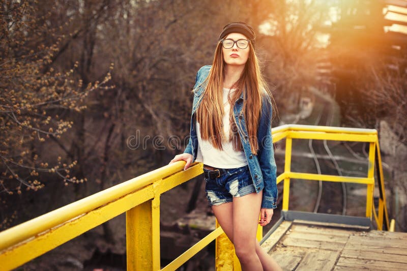 Ritratto all'aperto di stile di vita della ragazza graziosa, vestito luminoso d'uso dallo swag dei pantaloni a vita bassa, fondo immagini stock libere da diritti Ritratto all'aperto di stile di vita della ragazza graziosa, vestito luminoso d'uso dallo swag dei pantaloni a vita bassa, fondo immagini stock libere da diritti