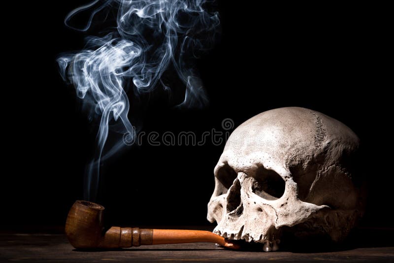 Ritratto alto vicino del cranio umano con il tubo di fumo e del fumo su fondo nero Concetto di pericolo per la salute immagini stock Ritratto alto vicino del cranio umano con il tubo di fumo e del fumo su fondo nero Concetto di pericolo per la salute immagini stock